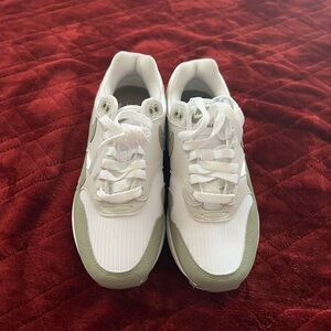 Nike Airmax  White and sage Sneakers